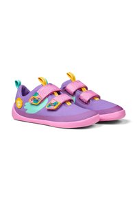 Lila Stoff-Sneaker mit rosa Sohlen und Klettverschlüssen. Mit aqua Akzenten und dekorativen Aufnähern. Weicher Stoff und leichtes Design.