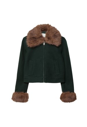 Veste zippée vert foncé avec un grand col en fausse fourrure marron et des poignets assortis en fausse fourrure aux manches.