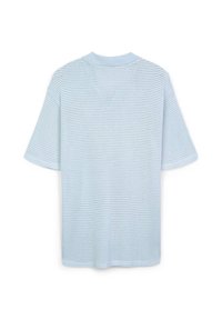 Helles blaues Kurzarm-Strickoberteil mit horizontalen strukturierten Streifen und einem gerippten Rundhalsausschnitt, von hinten betrachtet.