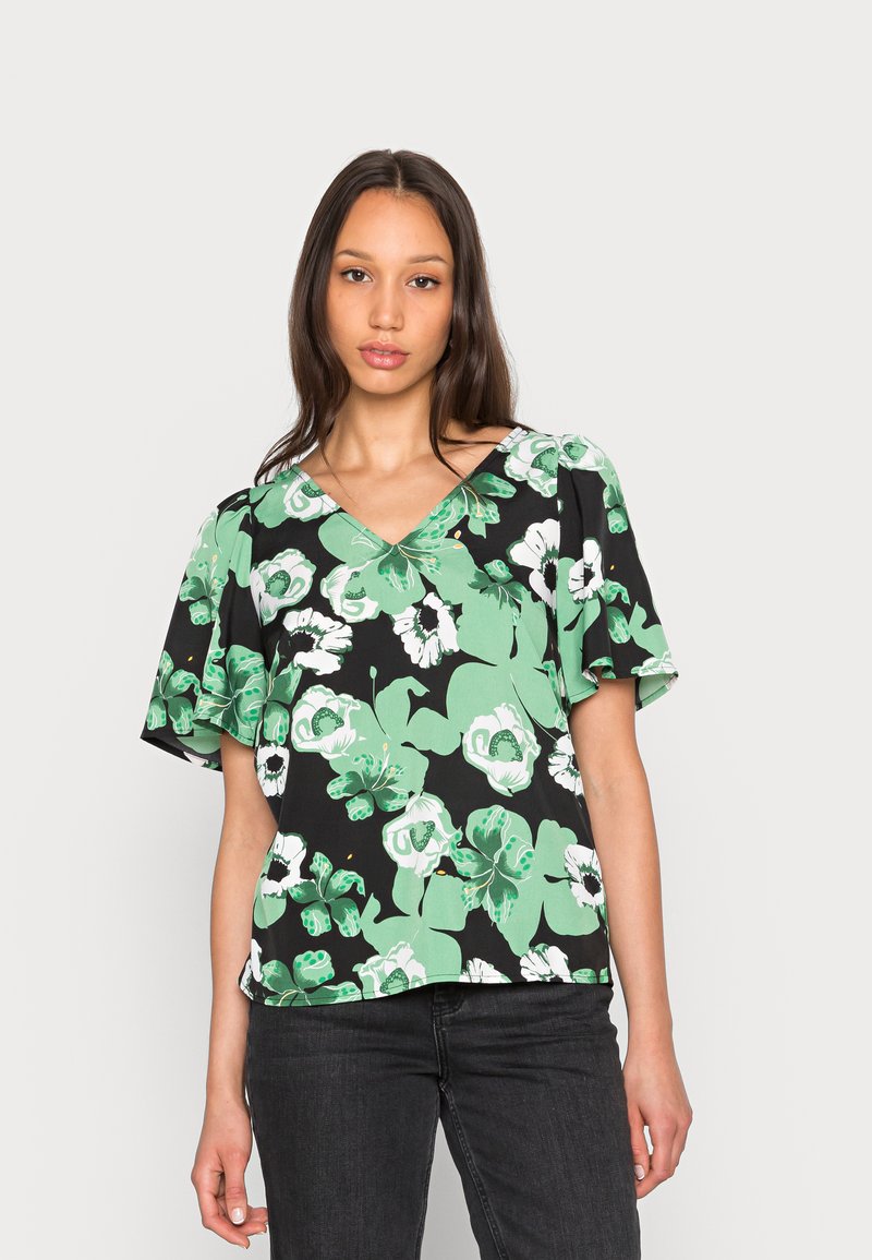 Top de manga curta em V, fundo preto com padrão floral grande em verde e branco, tecido leve, corte descontraído, textura suave.