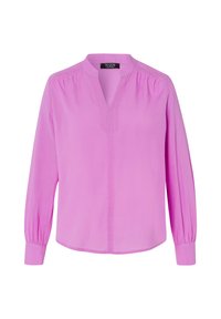Lange mouwen, roze blouse met een notch-kraag, elastische manchetten en subtiele plooidetails op de schouders. Glad materiaal, klassieke pasvorm.