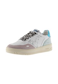 Vit sneaker med rosa mockatå, blå häl, silverglittrig "V" detalj, snören med svart-vitt mönster och beige sula.