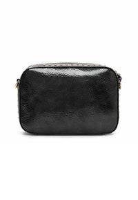 Schwarze rechteckige Tasche mit strukturierter Oberfläche, akzentuiert durch silberne Nieten entlang der Oberseite, mit Reißverschluss und goldfarbenen Beschlägen.