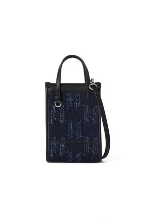 Pequeño bolso vertical con asas y remates de cuero negro, parte delantera de tela texturizada azul oscuro y una correa de hombro ajustable.
