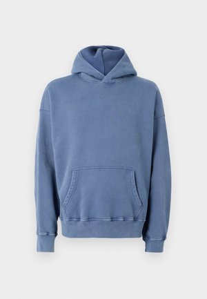 Kék kapucnis pulóver kenguruzsebbe, bordázott mandzsettákkal és aljjal. Puha anyagból készült, laza, oversized fazonban.