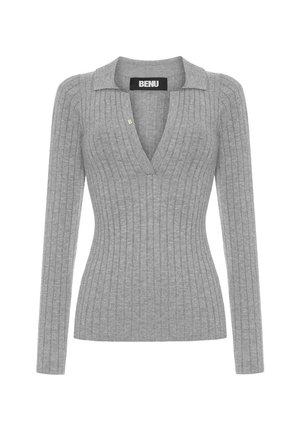 Grauer langärmeliger Ripp-Pullover mit V-Ausschnitt und Kragen-Design, das ein kleines goldfarbenes "B"-Akzentstück in der Nähe des Ausschnitts aufweist.