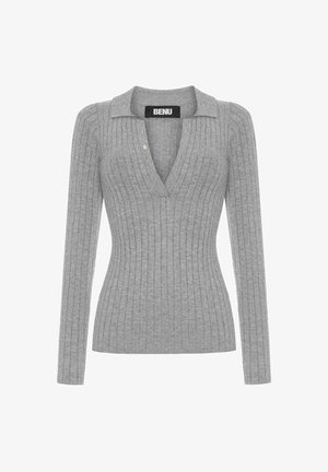 Grijze lange mouwen ribgebreide trui met een V-hals en een kraagontwerp, met een klein gouden "B" accent nabij de halslijn.