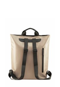 Sac à dos imperméable beige en matériau lisse avec des sangles noires, une poignée supérieure et une fermeture éclair argentée sur le côté. Design minimaliste.