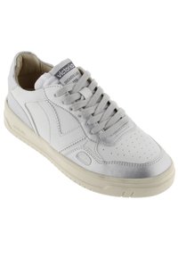 Sneaker bianca in pelle con linguetta imbottita, lacci grigi piatti, punta perforata e suola in gomma color crema. Presenta un logo sulla linguetta.