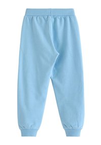 Lichtblauwe katoenen joggingbroek met een elastische tailleband, gerimpelde boorden en een soepele textuur. Geen zichtbare patronen of beslag.