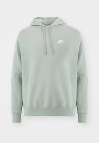 Sudadera Nike de color verde claro con bolsillo tipo canguro en el frente, capucha con cordón y logotipo de Nike en blanco en el lado izquierdo del pecho.