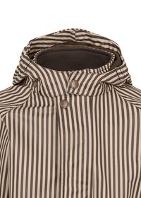 Veste de pluie rayée dans des tons de marron et de crème, avec un col montant, des fermetures à pression et une doublure douce avec une finition texturée.