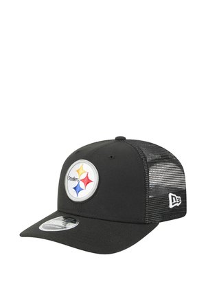 Schwarze Trucker-Cap mit Netzrücken, ausgestattet mit einem runden weißen Patch und einem mehrfarbigen Logo mit roten, goldenen und blauen Sternen.