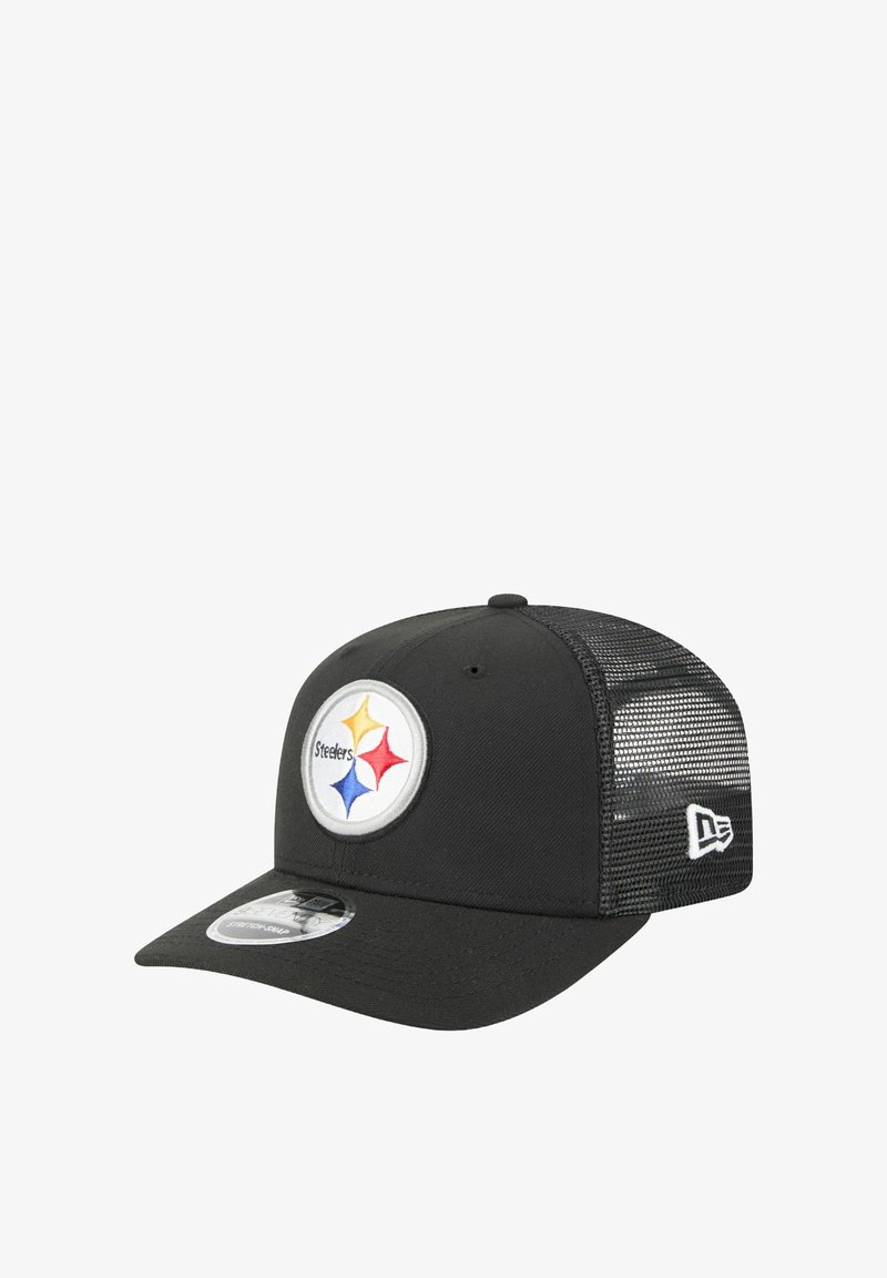 Casquette de camionneur noire avec un dos en maille, arborant un patch circulaire blanc et un logo multicolore avec des étoiles rouges, dorées et bleues.