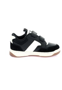 Des baskets noir et blanc avec une combinaison de cuir et de maille, dotées de brides Velcro, d'une semelle en caoutchouc et d'une semelle extérieure en gomme texturée.