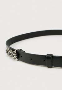 Cinto de couro preto com uma fileira de brilhantes perto da fivela, com textura suave e cinco furos para ajuste de tamanho.