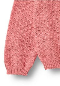 Rózsaszín kötött pulóverujj texturált virágmintával és bordás mandzsettával, fehér háttéren.