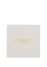 Piatto quadrato in ceramica di un morbido beige con un'incisione dorata "amor", caratterizzato da una superficie liscia e un design minimalista.
