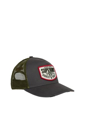 Donkergrijze en groene mesh truckerpet met een roodomrande patch met de tekst "Superdry highest quality" aan de voorkant.