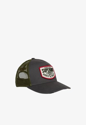 Donkergrijze en groene mesh truckerpet met een roodomrande patch met de tekst "Superdry highest quality" aan de voorkant.