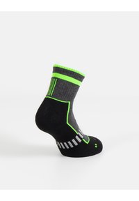 Calze nere e grigie con accenti verde brillante, texture a coste e righe vicino alla parte superiore e lungo la suola. Progettate per comfort e vestibilità.