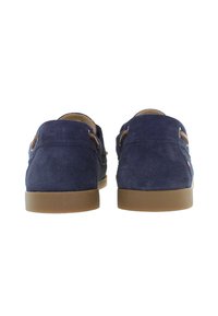 Zapatos de ante azul marino con una textura suave y suelas de goma marrón, que cuentan con cordones en contraste y un diseño minimalista.