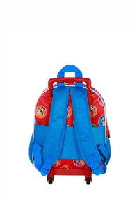 Mochila de ruedas roja y azul con correas dobles azules, con diseños circulares de Mickey Mouse sobre un fondo rojo, fabricada en tejido texturizado.