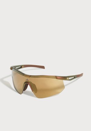 Lunettes de soleil sportives enveloppantes avec verres miroirs ambrés et montures légères vert olive et marron sur fond blanc.