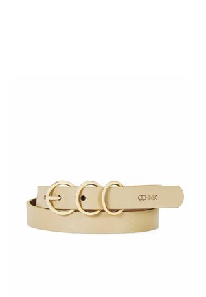 Beżowy skórzany pasek z trzema złotymi metalowymi pierścieniami, gładka faktura i markowy koniec z wytłoczonym napisem. Prosty i nowoczesny design.