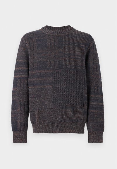 Pull en maille gris foncé avec motifs texturés variés, manches longues et poignets ainsi qu'ourlet côtelés sur fond blanc.