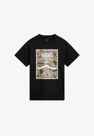 Schwarzes T-Shirt mit kurzen Ärmeln, das ein Camouflage-Graphic, das Wort "VANS" und ein Skateboard-Design in Weiß zeigt; aus Baumwolle gefertigt.