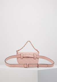 Różowa pikowana skórzana torba z łańcuszkowym paskiem, regulowanym paskiem i złotym okuciem. Charakteryzuje się gładką teksturą i zwartym kształtem.