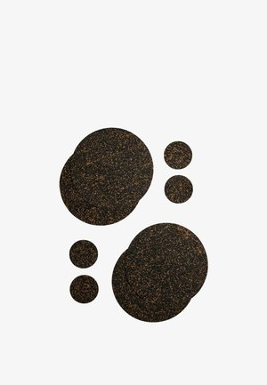 Next, SET OF 4 CORK PLACEMATS AND COASTERS UNISEX - Bordskåner - natural black