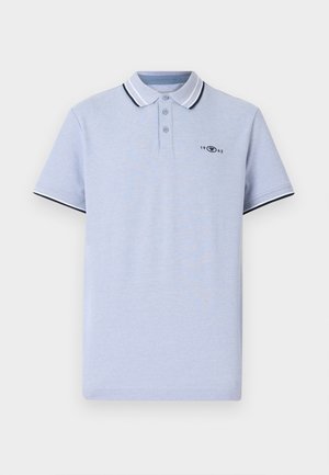 Polo shirt bleu clair à manches courtes, avec une patte de boutonnage à deux boutons et un bord contrastant bleu foncé au col et aux bords des manches. Présente un logo.