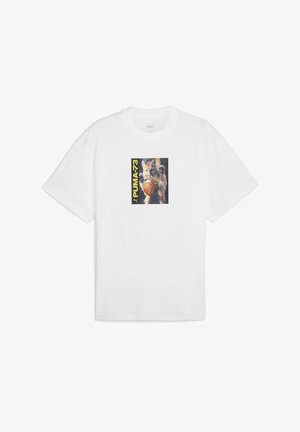 T-shirt en coton blanc avec un graphique vibrant d'un puma tenant un ballon de basket, avec un texte noir et jaune indiquant "PUMA-73."