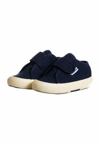 Scarpe in tela blu marina con una suola in gomma spessa di colore crema, dotate di una strap in Velcro sul lato superiore e di cuciture dettagliate sul tessuto.