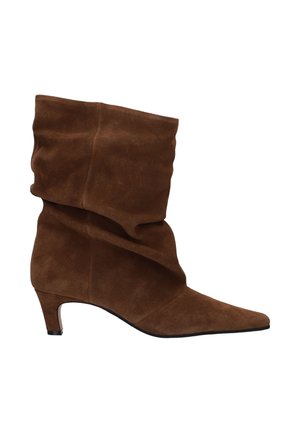 Botte en daim marron mi-mollet avec un petit talon kitten et un bout pointu, avec un design supérieur ample et plié.