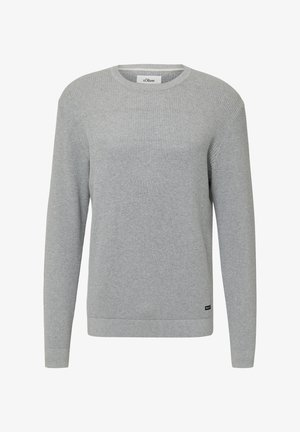 Jasnoszary, długi sweter robiony na drutach, z długim rękawem, okrągłym dekoltem i subtelnym poziomym wzorem teksturowym, metka marki s.Oliver w pobliżu dolnego brzegu.