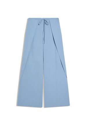 Jasnoniebieskie spodnie o szerokich nogawkach z nakładającymi się panelami na przodzie i wiązanym sznurkiem w talii, pokazane na płasko na białym tle.