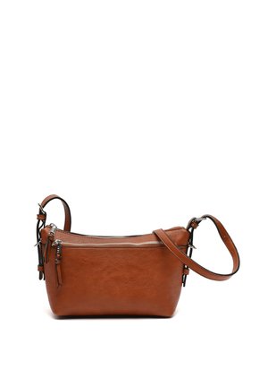 Bolso bandolera de cuero marrón con cremallera plateada y correa ajustable sobre fondo blanco.