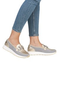 Leichte Slipper mit einem Obermaterial aus Mesh in Grau und Gold, mit einer dekorativen Schnalle und einer weißen Gummisohle.