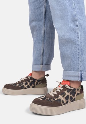 Sneakers marroni e beige con stampa leopardata, camoscio testurizzato e accenti solidi. Presentano una suola spessa e rigata e lacci in contrasto.