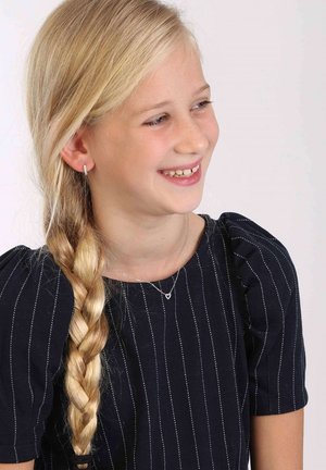 Donkerblauwe gestreepte jurk met pofmouwen. Zilveren hartketting en kleine ringoorbellen. Blonde haar in een vlecht. Glimlachende uitdrukking.
