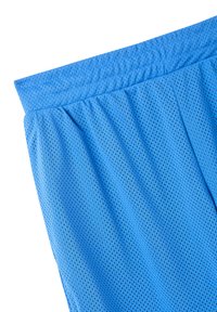 Pantaloni corti atletici blu in rete con vita elasticizzata, caratterizzati da una texture traspirante e un design leggero, adatti per sport e abbigliamento casual.