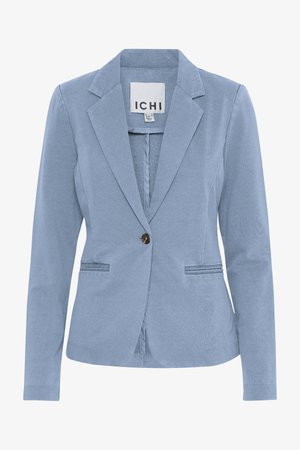 Gaiši zils sieviešu žakete ar vienu brūnu pogu, atloku apkakli, garām piedurknēm un divām priekšējām šķēluma kabatām.