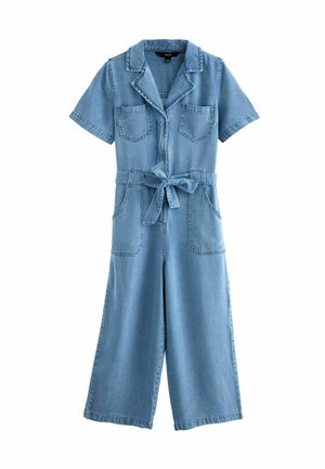 Combinaison courte en denim bleu clair à manches courtes, col, fermeture à boutons devant, quatre poches, jambes larges et ceinture nouée à la taille.