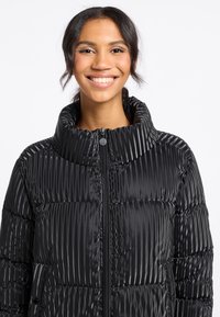 Czarna kurtka puchowa o błyszczącej powierzchni, z wysokim kołnierzem, pionowym prążkowanym wzorem oraz zamkiem błyskawicznym z przodu.