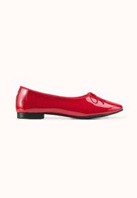 Ballerines en cuir verni rouge avec un bout rond, un design minimaliste et un petit talon noir. Elles présentent un détail de nœud à l'avant.