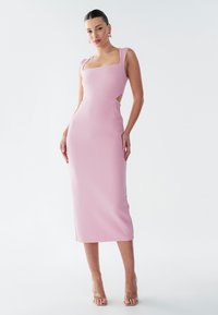 Figurbetontes, rosa Kleid mit quadratischem Ausschnitt, breiten Trägern und Cut-Out-Details an der Taille. Glatter, dehnbarer Stoff, knielanger Saum.