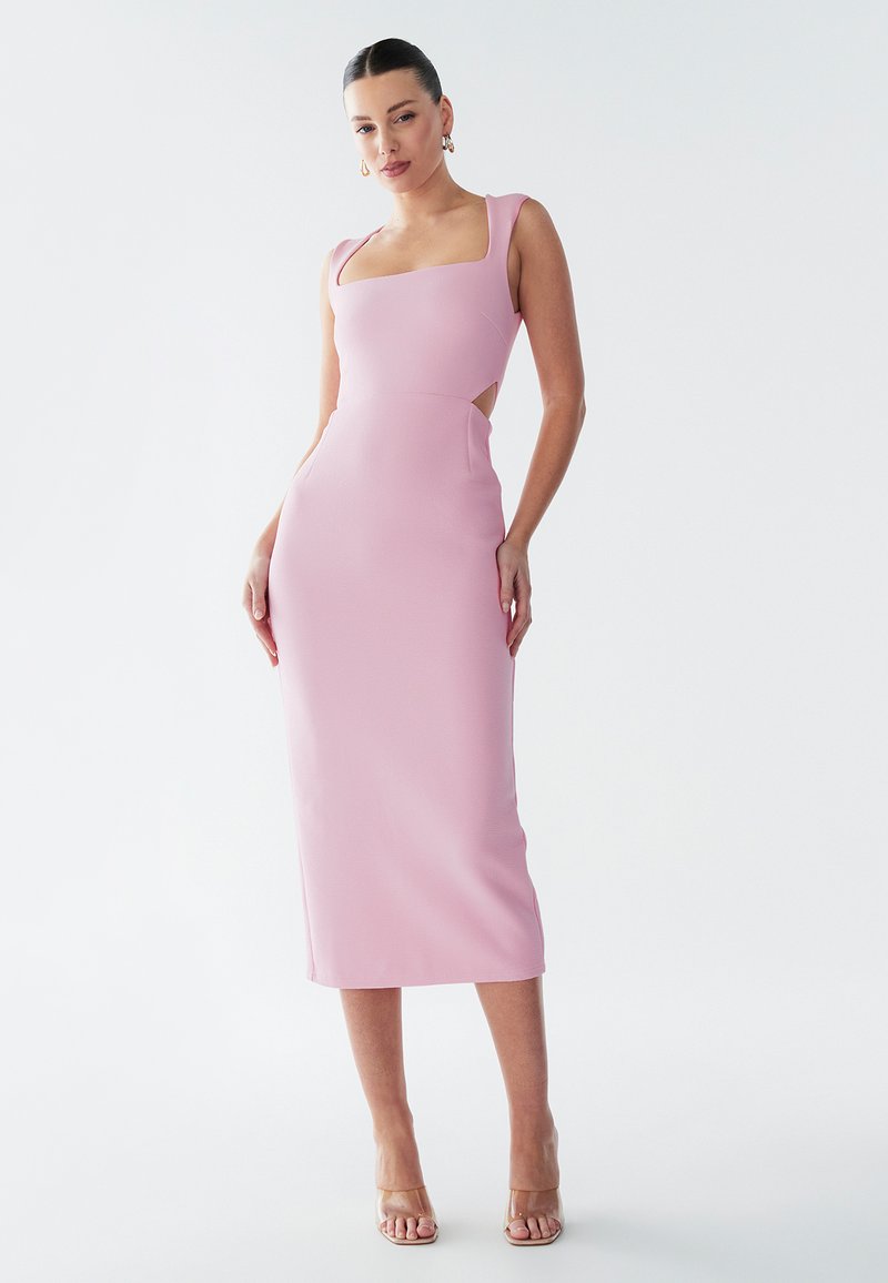Figurbetontes, rosa Kleid mit quadratischem Ausschnitt, breiten Trägern und Cut-Out-Details an der Taille. Glatter, dehnbarer Stoff, knielanger Saum.